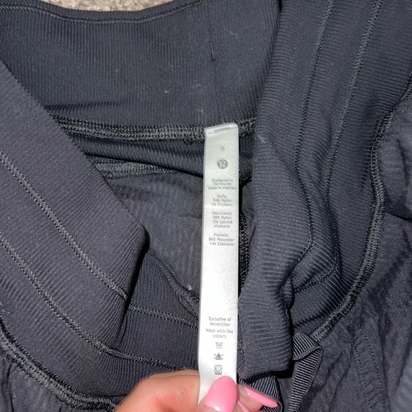 Size 8 lululemon black joggers - Picture 3 of 5